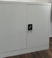 Selbstabholung in 30974 Wennigsen !!! kein Versand / Metallschrank / Werkstattschrank / Aktenschrank 0,9m x 0,9m x 0,4m in grau