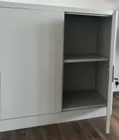 Selbstabholung in 30974 Wennigsen !!! kein Versand / Metallschrank / Werkstattschrank / Aktenschrank 0,9m x 0,9m x 0,4m in grau